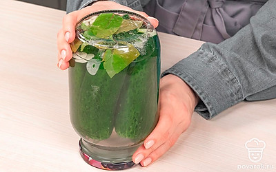 Примените метод двойной заливки. Вскипятите воду, затем аккуратно залейте банки кипятком до самого горлышка. Накройте крышками и оставьте на 10-15 минут. В это время поставьте кипятиться вторую порцию воды. Затем воду с банок слейте и повторите процедуру.