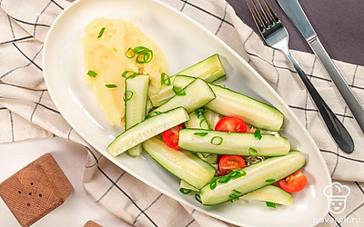 Маринованные огурцы подайте к столу с картофельным пюре.
