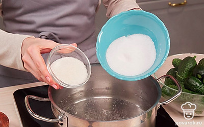 Приготовьте маринад. Вскипятите 3 литра воды, добавьте соль, сахар и уксус. Прокипятите 2-3 минуты до растворения сахара и соли. Оставьте на медленном огне, чтобы маринад оставался горячим.