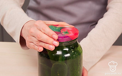 Замаринуйте огурцы. Залейте огурцы горячим маринадом, закатайте крышки и переверните банки крышками вниз, оставьте до полного остывания на 7-8 часов. Должно получиться 3 литровых банки.