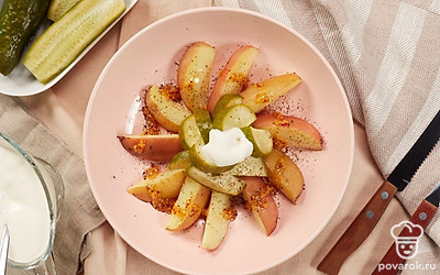 Подавайте хрустящие маринованные огурцы с отварным картофелем.