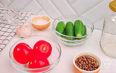 Промойте овощи. Оставьте огурцы в холодной воде на два часа или на всю ночь, так они будут более хрустящими. Центр верхушки помидоров проколите зубочисткой.