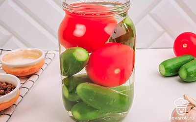 Уложите поочередно огурцы с помидорами в банку, залейте кипятком, оставьте на 10 минут и слейте воду.