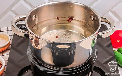 В небольшую кастрюлю налейте отмеренное количество воды, добавьте соль и сахар, поставьте на средний огонь. Как только вода закипит, добавьте уксус, перемешайте. Дайте покипеть еще 1 минуту, после снимите с огня.