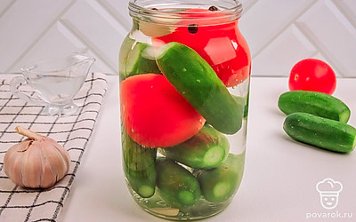 В банку с помидорами и огурцами влейте горячий рассол, закрутите крышку и переверните, накройте теплым полотенцем.