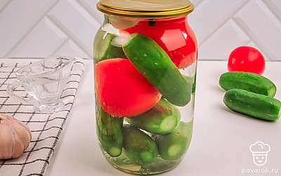 Маринованные огурцы с помидорами послужат прекрасной закуской практически к любому блюду.