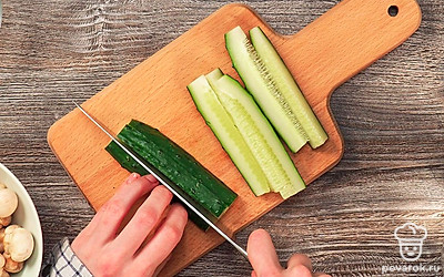 Шампиньоны промойте и обсушите на бумажных полотенцах. При необходимости нарежьте пополам. Огурцы вымойте и нарежьте вдоль на шесть частей. Чеснок очистите от шелухи и нарежьте толстыми дольками. Зелень крупно порубите. Подготовьте банки, хорошо промойте их с содой. Тщательно оботрите их бумажными полотенцами.