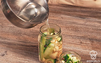 Приготовьте маринад. В кастрюлю залейте воду, добавьте соль и сахар. Кипятите маринад до полного растворения сахара и соли, разлейте его по банкам с грибами и овощами, прикройте крышками.