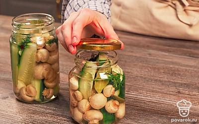 Подготовьте заготовку для хранения. Готовые маринованные овощи закупорьте, переверните вверх дном для проверки качества закупорки крышек. В таком положении оставьте мариноваться, прикрыв предварительно плотной тканью.
