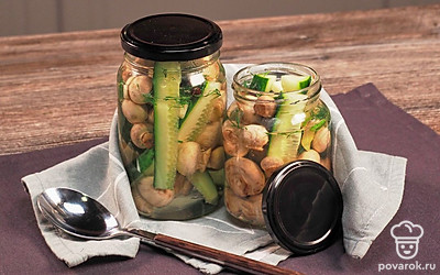 Огурцы маринованные с шампиньонами храните в прохладном месте.