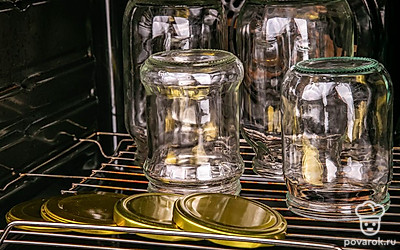 Помойте огурцы и зелень. Заранее подготовьте банки под огурцы, тщательно промойте и просушите их. Подготовьте соль из расчета 2 столовых ложки на 1 литр воды.