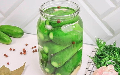 Уложите огурцы в банку, по желанию обрежьте кончики огурцов. Не нужно слишком плотно утрамбовывать овощи, оставляйте немного пространства. Залейте огурцы холодной соленой водой. Если вы любите соленые огурцы со сладким послевкусием, добавьте в воду сахар – ровно в два раза меньше, чем соли.