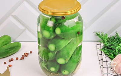 Закрутите банку с огурцами железной крышкой с помощью закаточного ключа. Эти крышки обеспечат хорошую герметичность и надолго сохранят качество продукта. Можете отправлять продукт на хранение.