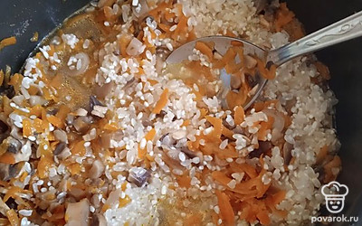 Все перемешайте, добавьте приправы по вкусу. Тушите до готовности риса. При необходимости добавьте воду. 