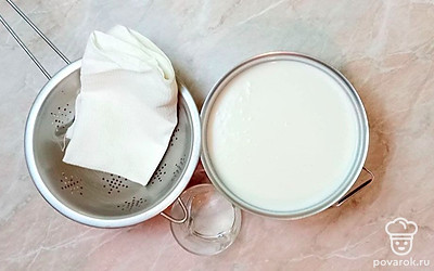 Молоко покупайте домашнее с высоким процентом жирности. Подготовьте заранее дуршлаг и кусочек ткани для сбора творога.