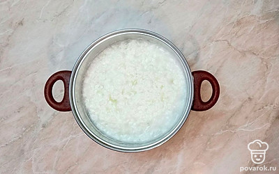 Молоко влейте в кастрюлю, поставьте на плиту и нагрейте до 90°С. Если нет термометра, то ориентируется на пленку. Выключите огонь и влейте в молоко уксус смешанный с небольшим количеством воды. И аккуратно перемешайте. Накройте кастрюлю крышкой и оставьте на 10-15 минут.