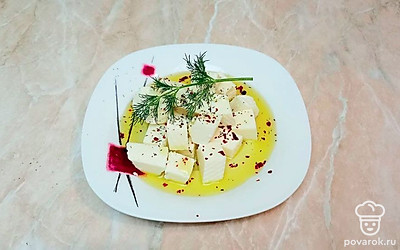 Подавайте сыр нарезав на кубики со специями, солью и оливковым маслом. Украсьте веточкой укропа или базилика.