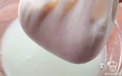 Соберите марлю, а сыворотку вылейте. Ее можно использовать для блинов или оладьев. 