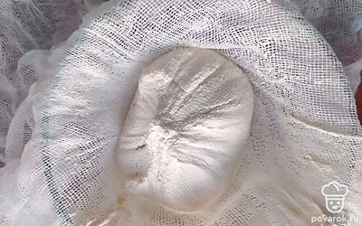 Для того, чтобы творог получился более густым, его можно оставить и дольше. Также можно подвесить над раковиной, чтобы оставшаяся сыворотка стекала. Когда добьетесь нужной консистенции, сыр необходимо подсолить по вкусу. 