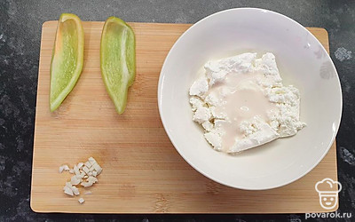 Чеснок мелко порубите, перец нарежьте полосочками, напоминающими лодочки. В творог добавьте ряженку. 