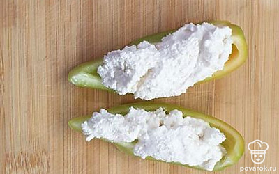 Начините лодочки из перца творожной массой. 