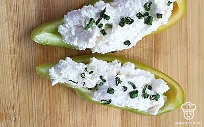 Перед подачей на стол украсьте блюдо зеленым луком. 