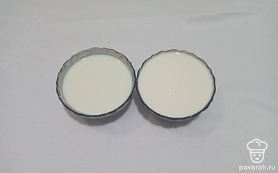 Вытащите из морозилки заранее сметану и кефир и снимите пакеты.