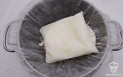 Положите на 10 часов в морозилку сметану и кефир. Затем достаньте и положите в дуршлаг с марлей, сложенной в несколько слоев. Оставьте, чтобы сметана и кефир разморозились.