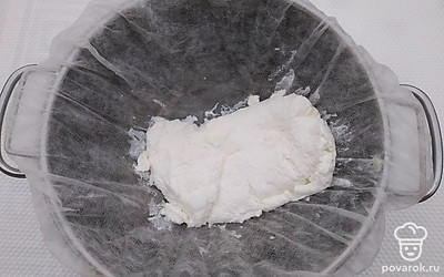 Через несколько часов на марле должна остаться кремообразная масса. Затем положите в кастрюлю эту массу и хорошо перемешайте. Уберите в емкость и закройте крышкой.