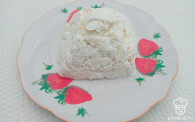 Этот крем можно использовать на бутерброды, также из него можно сделать чизкейк или капкейки. Если сделаете соленые бутерброды, то украсьте зеленью. Если же сладкий десерт, то можно украсить ягодами и фруктами.