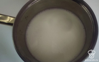 Влейте молоко в кастрюлю. Поставьте ее на огонь и доведите до кипения. Как только молоко закипит, влейте постепенно кефир, при этом постоянно помешивая. Молоко с кефиром должны свернуться.