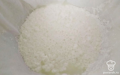 Процедите все содержимое кастрюли через марлю, оставьте стекать на минут 15. Если на этом прекратить процесс приготовления, то получится творог.