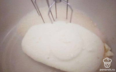 Взбейте в отдельной пиале яйцо, добавьте соль и лимонную кислоту на кончике ножа. Добавьте яичную смесь в полученный творог, и все взбейте до кремообразной массы. Сыр Филадельфия готов.