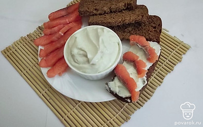 Сыр Филадельфия лучше всего подавать в отдельной пиале. Выложите на доску кусочки обжаренных кусочков хлеба, тонкие ломтики слабосоленой лососи и рядом поставьте пиалу с сыром. По желанию посыпьте сыр измельченной петрушкой.