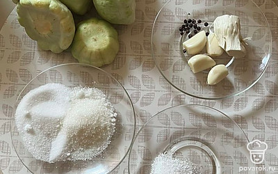 Подготовьте все ингредиенты. Простерилизуйте банку и крышку.