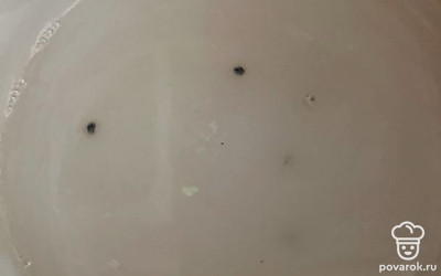 Далее в кастрюлю слейте воду из банки. Добавьте, соль, сахар и лимонную кислоту. Поварите 5 минут и снова залейте патиссоны.