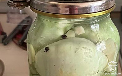 Банку закройте крышкой при помощи специального ключа.