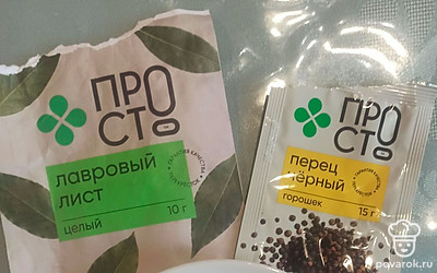 Добавить лавровый лист и черный перец горошек. 