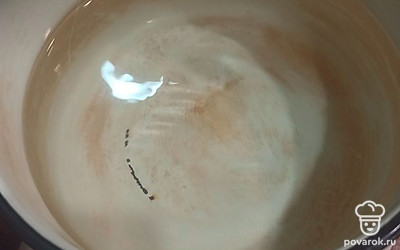 Вскипятить воду, залить помидоры и огурцы. 