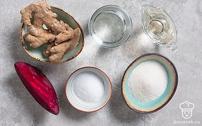 Вымойте и обсушите имбирь, соскоблите с него кожуру с помощью чайной ложки. Помойте и почистите свеклу, отрежьте необходимое количество. Подготовьте терку для нарезки овощей слайсами, небольшой сотейник и банку с винтовой крышкой объемом 0,2 л. Простерилизуйте банку и крышку в течение 15 минут в кипящей воде. 