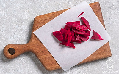 Нарежьте свеклу тонкими ломтиками.