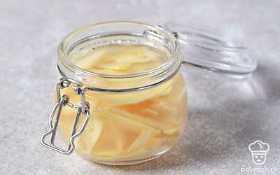 Налейте в сотейник 0,5 стакана воды, растворите в ней соль. Поставьте на сильный огонь и доведите воду до кипения. Залейте горячей соленой водой имбирь и оставьте на 5 минут.