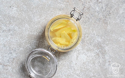 В освободившемся сотейнике смешайте оставшиеся 0,5 стакана воды с сахаром, снова вскипятите. Слейте с имбиря соленую воду, налейте вместо нее сладкую и дайте остыть до комнатной температуры.