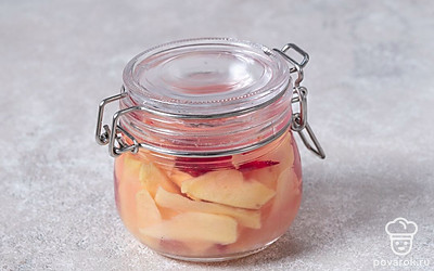 Добавьте уксус и ломтики свеклы в банку с остывшим имбирем. Закройте заготовку крышкой и поставьте в холодильник на 6-8 часов, а затем уберите свеклу из банки. 