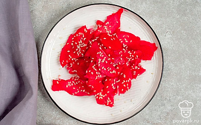 Подайте маринованный имбирь в качестве закуски к роллам, суши и другим азиатским блюдам. 