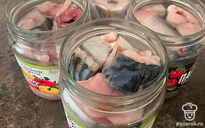 Плотно уложить рыбу в банки. Внимание: одна порция идет на одну банку.