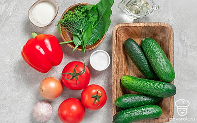 Помойте огурцы, замочите в холодной воде на 5-6 часов. Помойте помидоры, удалите места крепления плодоножек. Почистите чеснок и репчатый лук. Вымойте сладкий перец, удалите плодоножку и семена. Ополосните листья хрена и укропа. 