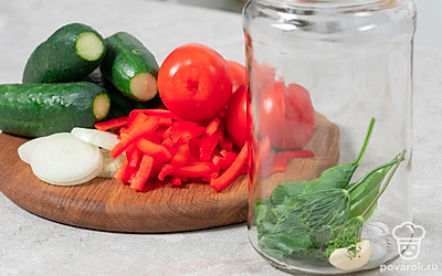 Положите на дно банки листья хрена, укропа и зубчики чеснока. Нарежьте сладкий перец полосками, репчатый лук — кольцами. Срежьте у огурцов кончики. 