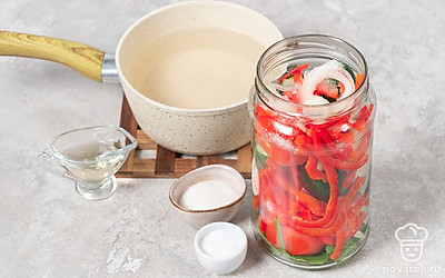 Налейте в банку уксус, насыпьте сахар и соль. Снова залейте содержимое банки крутым кипятком. Плотно закатайте банку крышкой. Переверните вверх дном и оставьте так до полного остывания. Храните заготовку в прохладном темном месте.