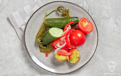 Подавайте ассорти из помидоров и огурцов с порцией отварной картошки.